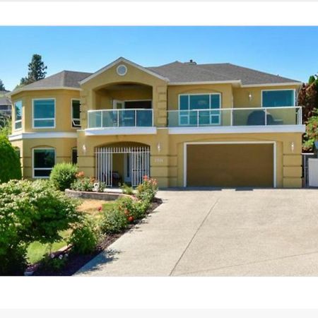Lake View Yellow House By Winary Resort West Kelowna Esterno foto