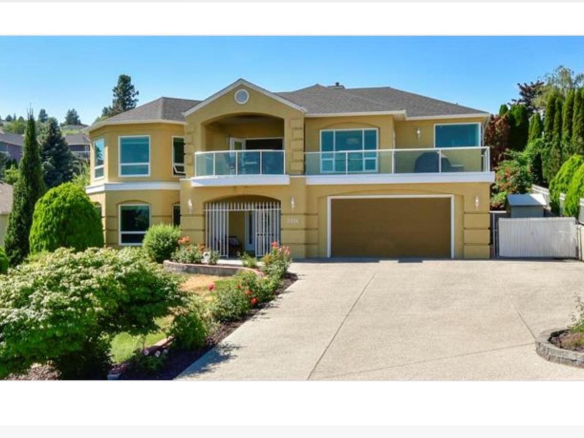 Lake View Yellow House By Winary Resort West Kelowna Esterno foto