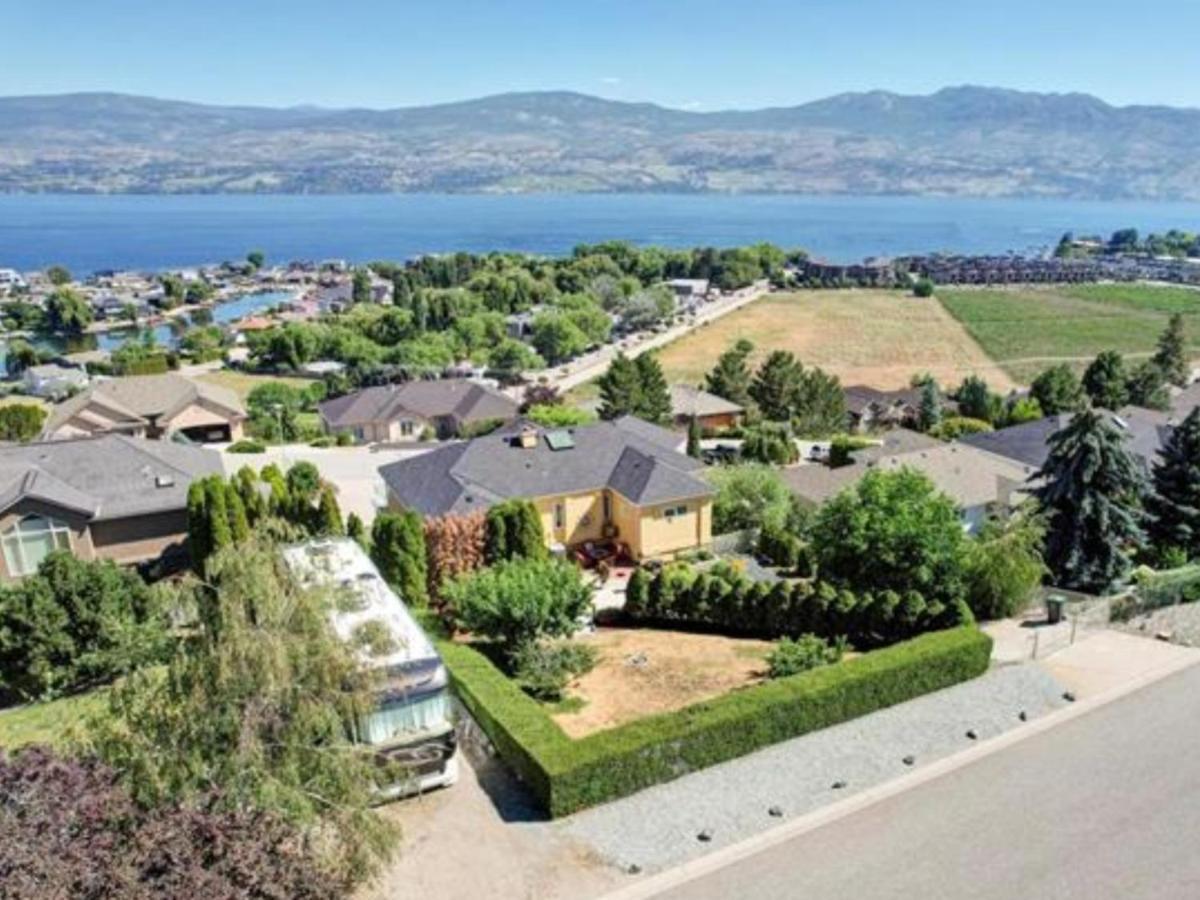 Lake View Yellow House By Winary Resort West Kelowna Esterno foto