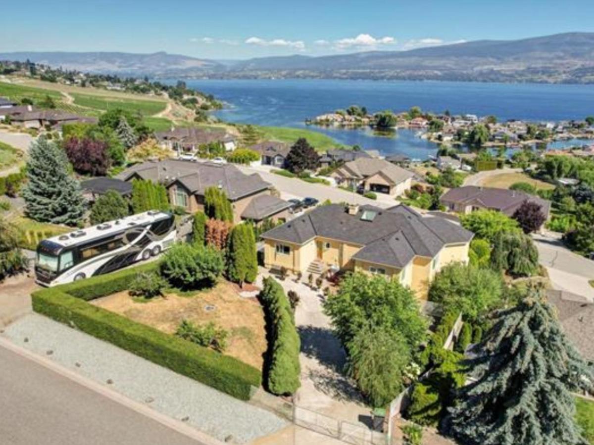 Lake View Yellow House By Winary Resort West Kelowna Esterno foto