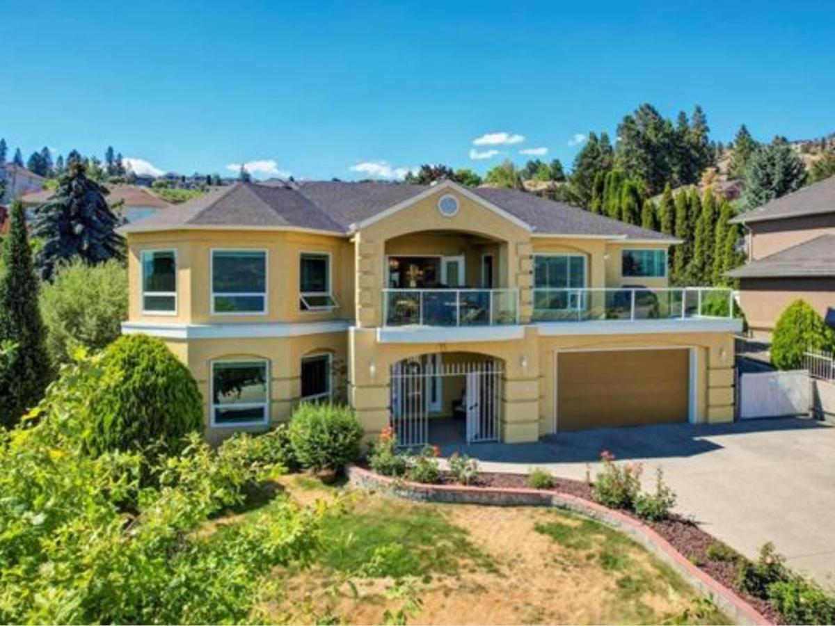 Lake View Yellow House By Winary Resort West Kelowna Esterno foto