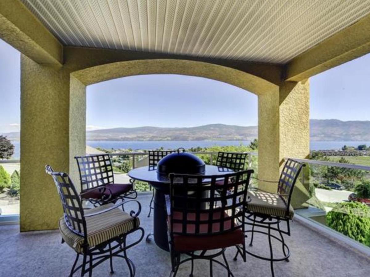 Lake View Yellow House By Winary Resort West Kelowna Esterno foto