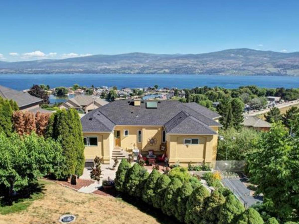 Lake View Yellow House By Winary Resort West Kelowna Esterno foto
