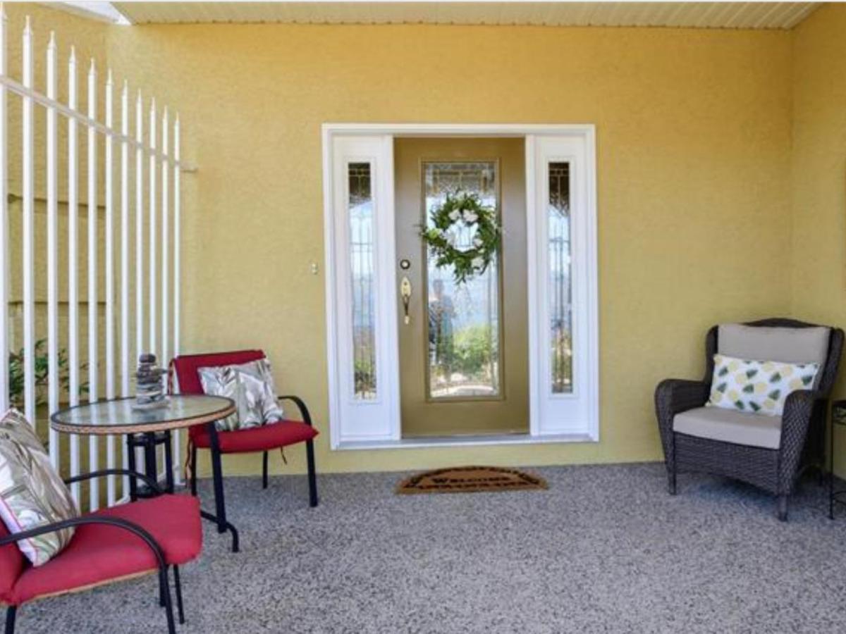 Lake View Yellow House By Winary Resort West Kelowna Esterno foto
