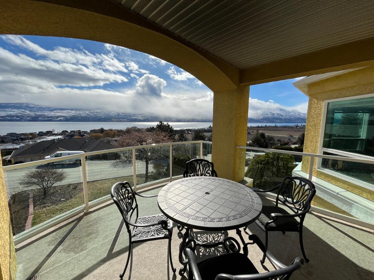 Lake View Yellow House By Winary Resort West Kelowna Esterno foto