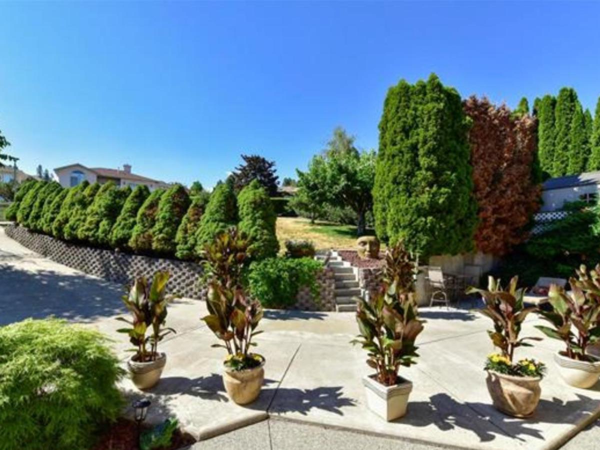 Lake View Yellow House By Winary Resort West Kelowna Esterno foto